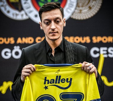 Mesut Ozil şi-a reziliat contractul cu Fenerbahce cu doi ani mai devreme
