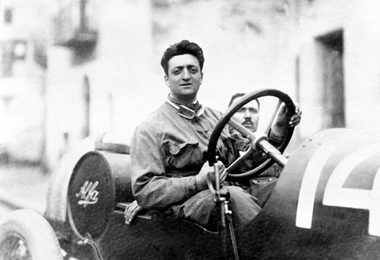 Realizatorul Peaky Blinders va face un serial despre Enzo Ferrari