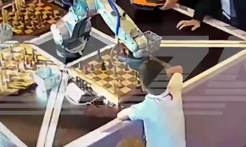 Un robot a fracturat degetul unui copil în timpul unui turneu de şah la Moscova - VIDEO