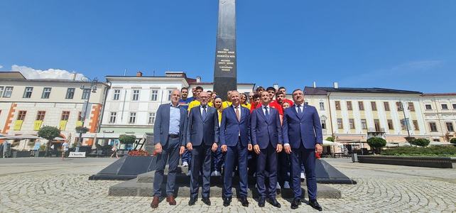 FOTE Banska Bystrica: Team Romania a depus o coroană de flori la Obeliscul Negru, monument dedicat Armatei Române