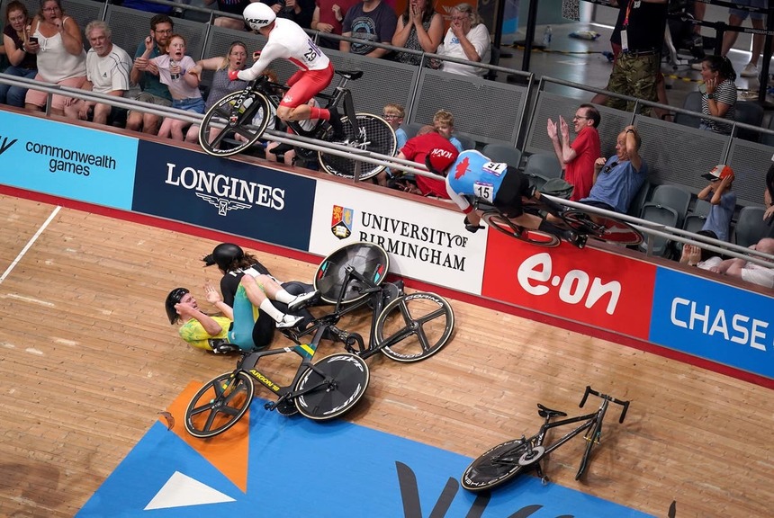 Ciclistul englez Matt Walls s-a accidentat după ce a intrat cu bicicleta în spectatori, la Jocurile Commonwealth-ului - VIDEO