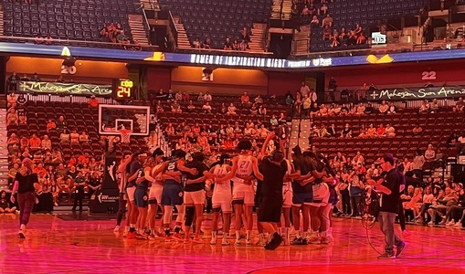 Gest de susţinere a sportivei Brittney Griner în WNBA: La meciul dintre Phoenix Mercury şi Connecticut Sun s-au ţinut “42 de secunde de solidaritate” - VIDEO