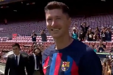 Lewandowski a fost prezentat la Barcelona în faţa a 50.000 de fani - VIDEO