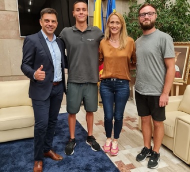 David Popovici a revenit în ţară de la Europene, unde a câştigat două medalii de aur. Novak: “I-am promis lui David că mă voi ocupa personal de reabilitarea bazinului Lia Manoliu”