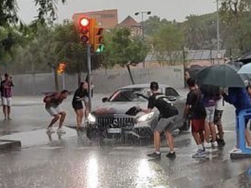 Spania: A fost recuperat un ceas care i-a fost furat lui Lewandowski în timp ce jucătorul acorda autografe