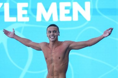David Popovici spune că şi-a dorit să devină cel mai rapid din lume şi crede că recordul său nu va rezista prea mult. El a sărbătorit cu pizza succesul de la Roma