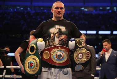 Ucraineanul Oleksandr Usik şi-a păstrat centurile IBF, WBA şi WBO la categoria grea, după ce a câştigat revanşa cu Anthony Joshua. El a primit încurajări şi de la Zelenski
