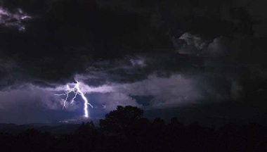 Grecia: Un participant la o cursă nocturnă pe munte a murit, lovit de fulger. Alt concurent a fost rănit grav