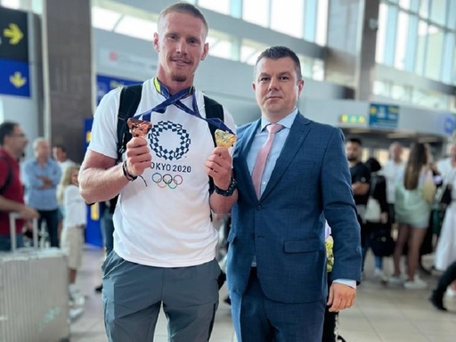 Cătălin Chirilă a revenit în ţară după medaliile obţinute la Campionatul European. Mesajul Ministerului Sportului