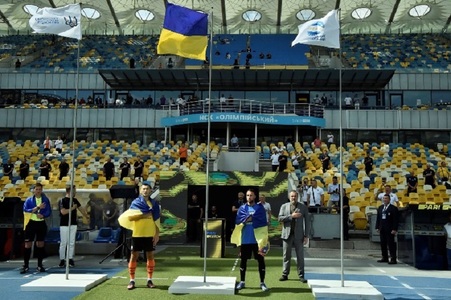 UPDATE - Campionatul ucrainean s-a reluat cu un meci nul între echipele Şahtior Doneţk şi Metalist Harkov. Lovitura de start, dată de un soldat din regimentul Azov - FOTO