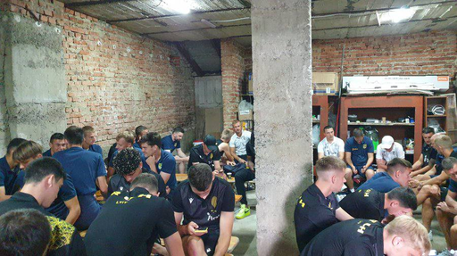 Alarmă aeriană şi la un meci din prima ligă ucraineană: Rukh – Metalist. Jucătorii s-au refugiat într-un buncăr - VIDEO