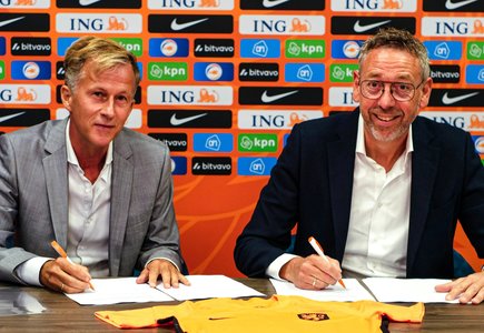 Fostul secund al lui van Gaal, Andries Jonker, a devenit selecţionerul naţionalei feminine de fotbal a Ţărilor de Jos

