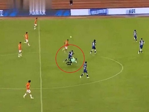 China: Un fotbalist brazilian a fost suspendat un an pentru că l-a doborât pe arbitru la un meci - VIDEO