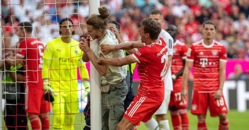 Incident în Bundesliga: Doi activişti de mediu au intrat pe teren la meciul echipei Bayern şi au vrut să se lege de poartă – VIDEO