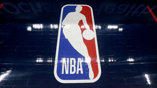 Proprietarul Phoenix Suns a fost suspendat un an şi amendat cu 10 milioane de dolari, după ce a fost acuzat de rasism şi misoginie