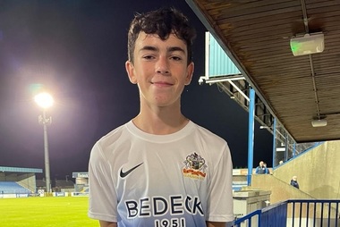 Un nord-irlandez de aproape 14 ani a devenit cel mai tânăr fotbalist britanic care a debutat la profesionişti