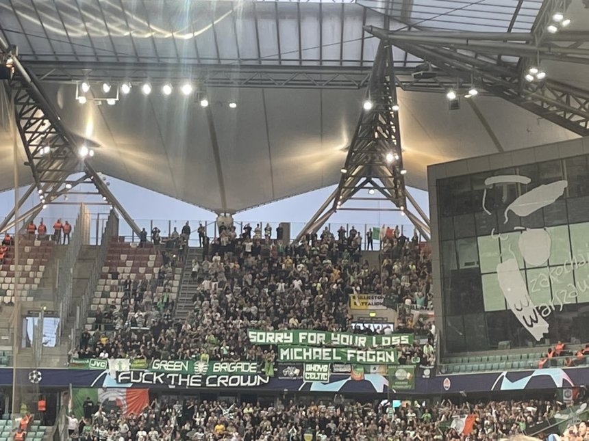 Suporterii echipei Celtic Glasgow, bannere ofensatoare la adresa monarhiei britanice, la meciul cu Şahtior