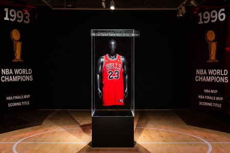 Un tricou purtat de Michael Jordan în ultimul său sezon la Chicago Bulls a fost vândut la licitaţie cu peste 10 milioane de dolari, o sumă record