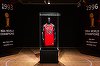 Un tricou purtat de Michael Jordan în ultimul său sezon la Chicago Bulls a fost vândut la licitaţie cu peste 10 milioane de dolari, o sumă record