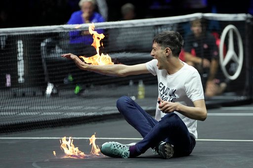 Un activist de mediu şi-a dat foc la un braţ pe teren, în timpul unui meci de la Laver Cup – VIDEO