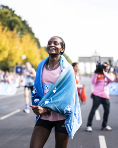 Etiopianca Tigist Assefa a câştigat maratonul de la Berlin cu al treilea cel mai bun timp din istorie