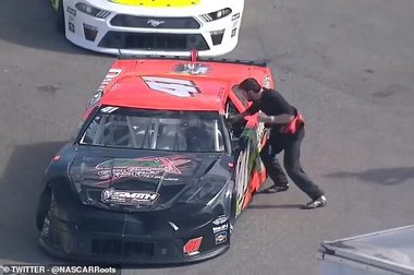 NASCAR: un pilot a transformat pista de concurs în ring de box - VIDEO