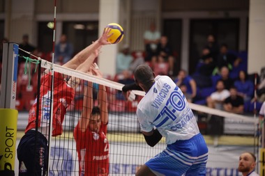 Volei masculin: Dinamo Bucureşti - Arcada Galaţi, în finala Supercupei României