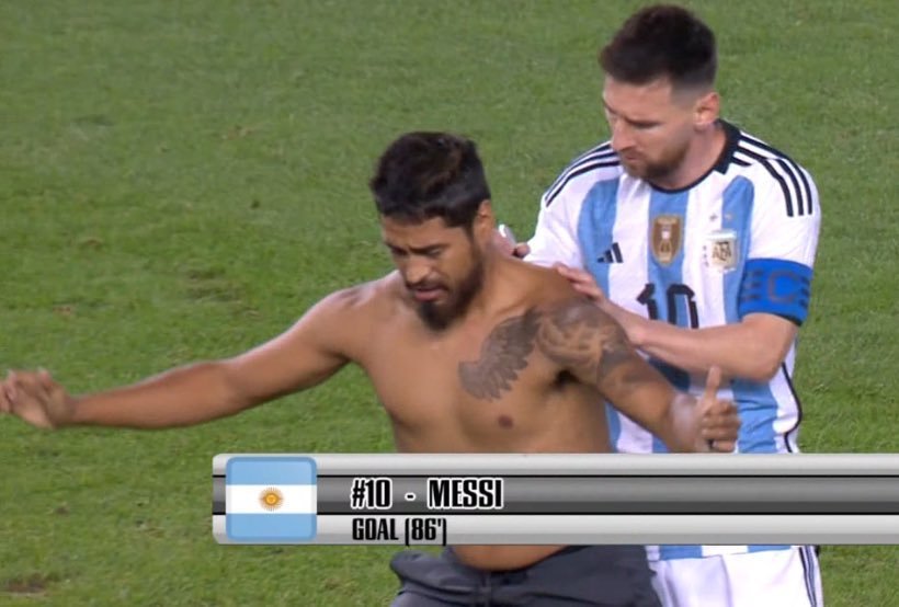 Messi a reuşit o dublă şi a acordat autograf în plin meci la un amical al Argentinei - VIDEO