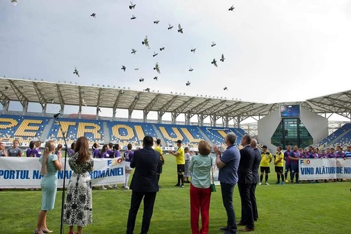 Lansare de porumbei cu ocazia Cupei Federaţiei 90 de ani la oină
