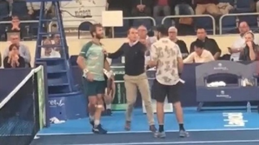 Adrian Andreev şi Corentin Moutet s-au îmbrâncit la finalul unui meci de la turneul de la Orleans - VIDEO