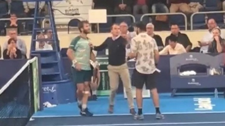 Adrian Andreev şi Corentin Moutet s-au îmbrâncit la finalul unui meci de la turneul de la Orleans - VIDEO