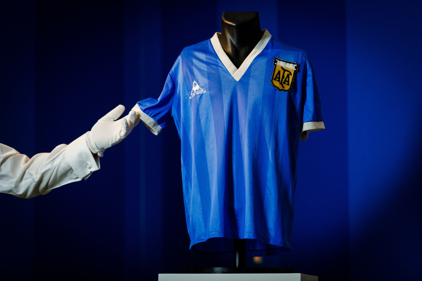 Tricoul purtat de Diego Maradona la meciul împotriva Angliei din 1986, expus la Muzeul Sportului din Qatar în timpul CM