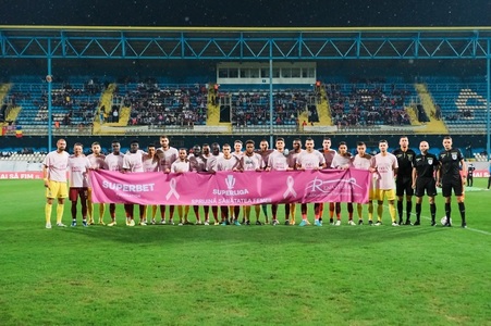 Cele 16 echipe care evoluează în SuperLigă au intrat pe teren în etapa a Xll-a purtând tricouri roz şi un banner cu fundiţă roz – simbolul luptei împotriva cancerului de sân - FOTO


