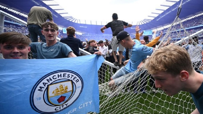 Clubul Manchester City, amendat cu 260.000 de lire sterline ca urmare a invadării terenului de către suporteri la câştigarea titlului în Premier League