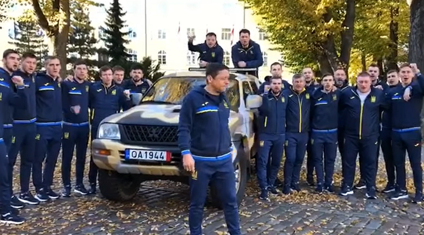 Naţionala de futsal a Ucrainei a cumpărat din primele de victorii un SUV pentru armată - VIDEO