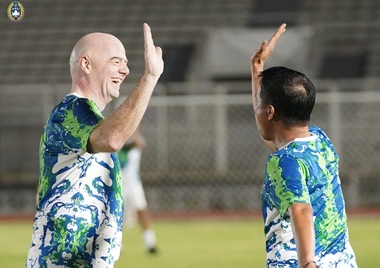 Indignare în Indonezia după apariţia unor imagini cu Infantino amuzându-se la un meci cu conducători ai fotbalului indonezian, după drama de la Malang