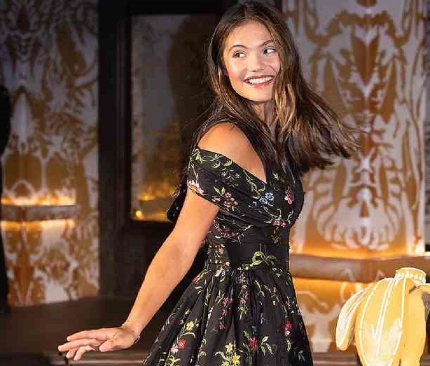 Emma Răducanu a aprins luminile de sărbători la celebrul magazin Harrods, inaugurând “Fabuloasa Lume Dior” – VIDEO