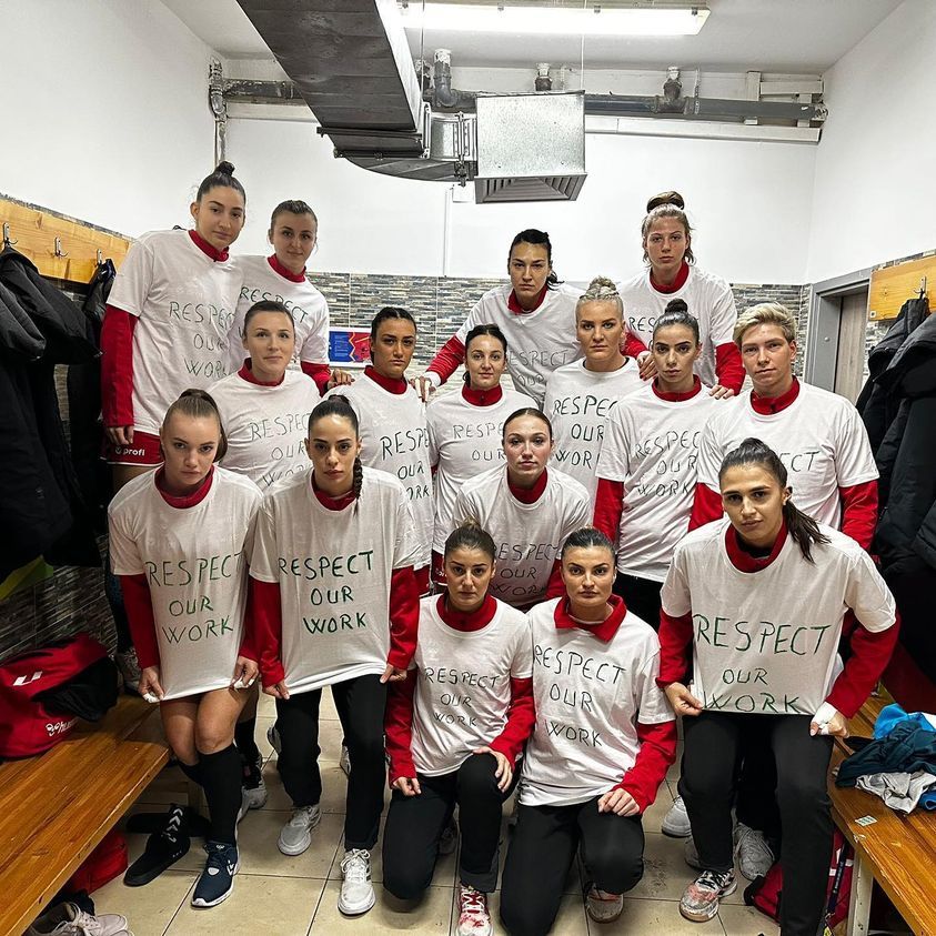CE handbal feminin: România, locul 12 la ediţia din 2022; jucătoarele au îmbrăcat tricouri cu mesaj prin care cer respect