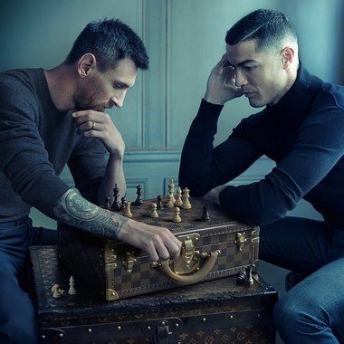 Cristiano Ronaldo şi Lionel Messi, fotografiaţi de Annie Leibovitz, într-o reclamă. Fotografia a devenit virală în social media