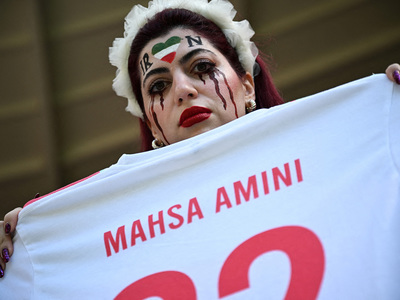 O fană iraniană a fost dată afară din stadion, la CM, pentru că a omagiat-o pe Mahsa Amini