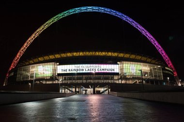 Stadionul Wembley din Londra, luminat în culorile curcubeului înaintea meciului dintre Anglia şi SUA de la CM
