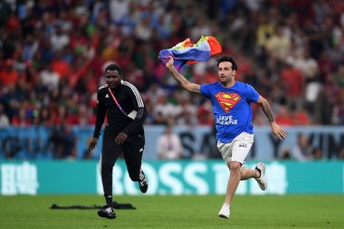 CM de fotbal: Intrus pe teren la Portugalia – Uruguay, cu mesaje pro-LGBT, de susţinere a femeilor iraniene şi împotriva războiului. Bărbatul, reţinut în timpul partidei, a fost eliberat - VIDEO