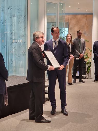 Nadia Comăneci şi Mihai Covaliu au semnat în Casa Olimpică de la Lausanne pe peretele olimpicilor. Ei au fost premiaţi de Thomas Bach - FOTO