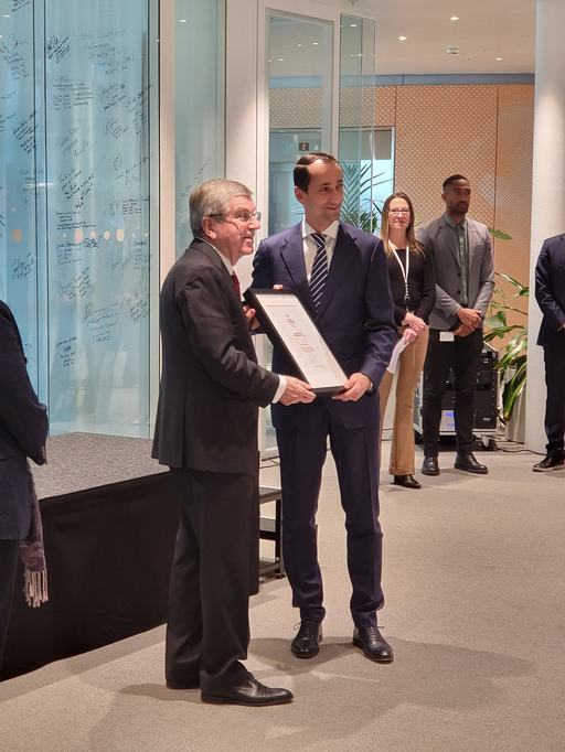 Nadia Comăneci şi Mihai Covaliu au semnat în Casa Olimpică de la Lausanne pe peretele olimpicilor. Ei au fost premiaţi de Thomas Bach - FOTO