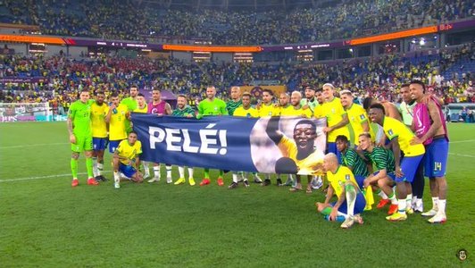 Pele, omagiat de jucătorii brazilieni la finalul meciului Brazilia - Coreea de Sud
