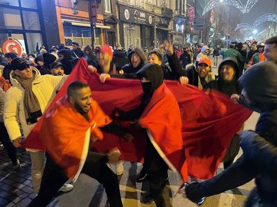 Marocanii au sărbătorit pe străzile din Belgia, Franţa şi Ţările de Jos calificarea în semifinalele Cupei Mondiale. Au fost înregistrate şi incidente