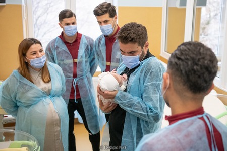 Jucătorii rapidişti şi antrenorul Adrian Mutu, donaţie pentru bebeluşii născuţi prematur de la secţia de Terapie Intensivă de la Spitalul Judeţean din Arad