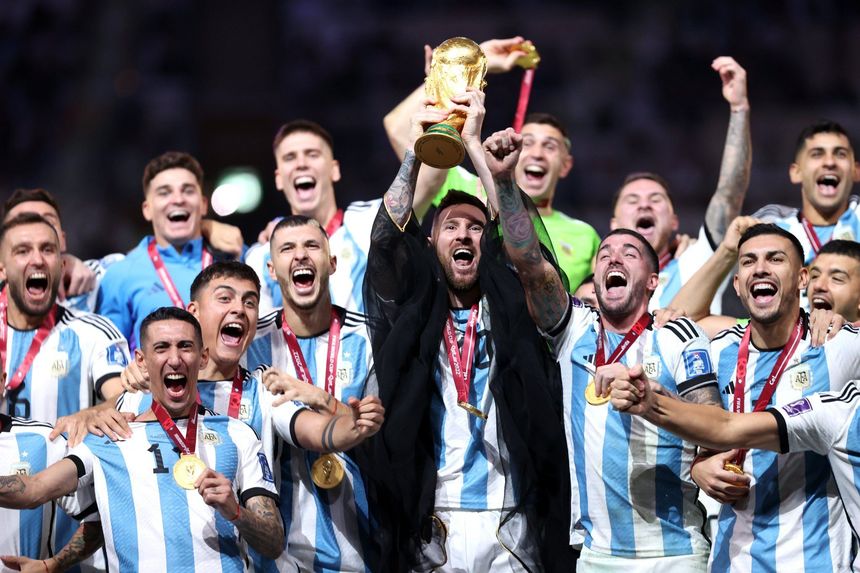 Căpitanul Argentinei, Lionel Messi, a primit trofeul oferit campioanei mondiale de la preşedintele FIFA, Gianni Infantino, şi emirul Qatarului