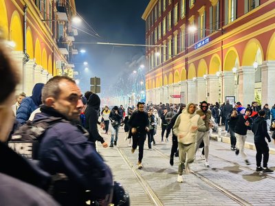 Poliţia recurge la gaze lacrimogene la Nisa, pentru a-i dispersa pe suporteri / Petarde aruncate la Paris în Piaţa Bastilia