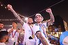 Campionii mondiali au revenit în Argentina. Zeci de mii de persoane i-au întâmpinat pe traseul de la aeroport la baza sportivă, în toiul nopţii la Buenos Aires - VIDEO